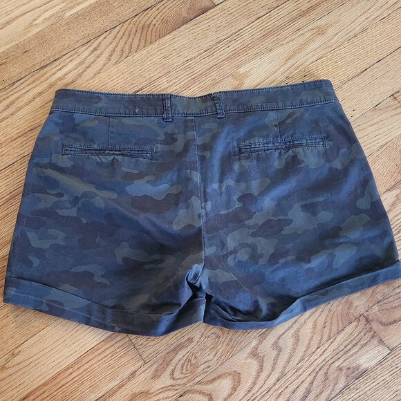 LIKE NEW - GAP Khaki Skinny Boyfriend Shorts - Picture 2 of 3